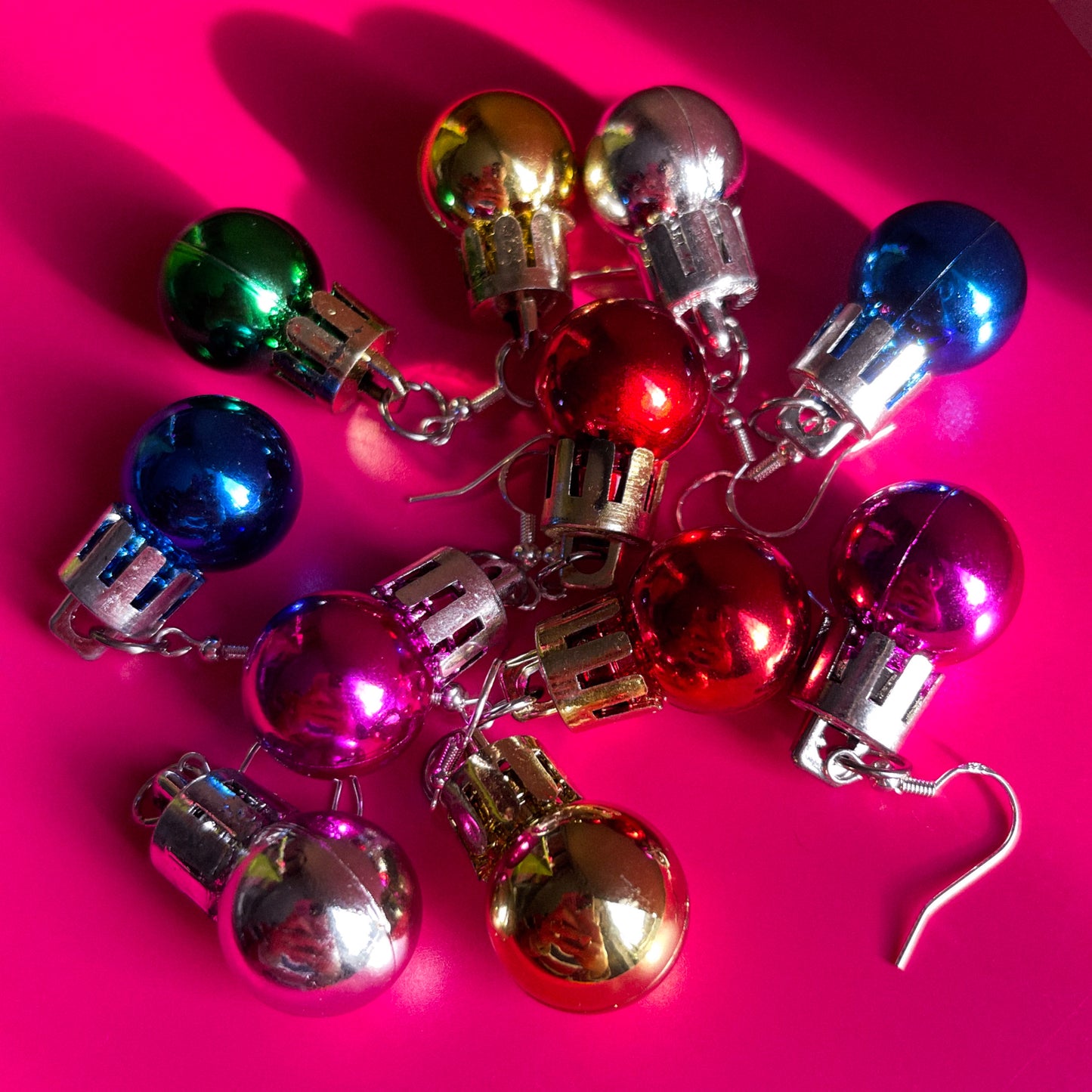 Mini-Ohrringe mit Weihnachtskugeln