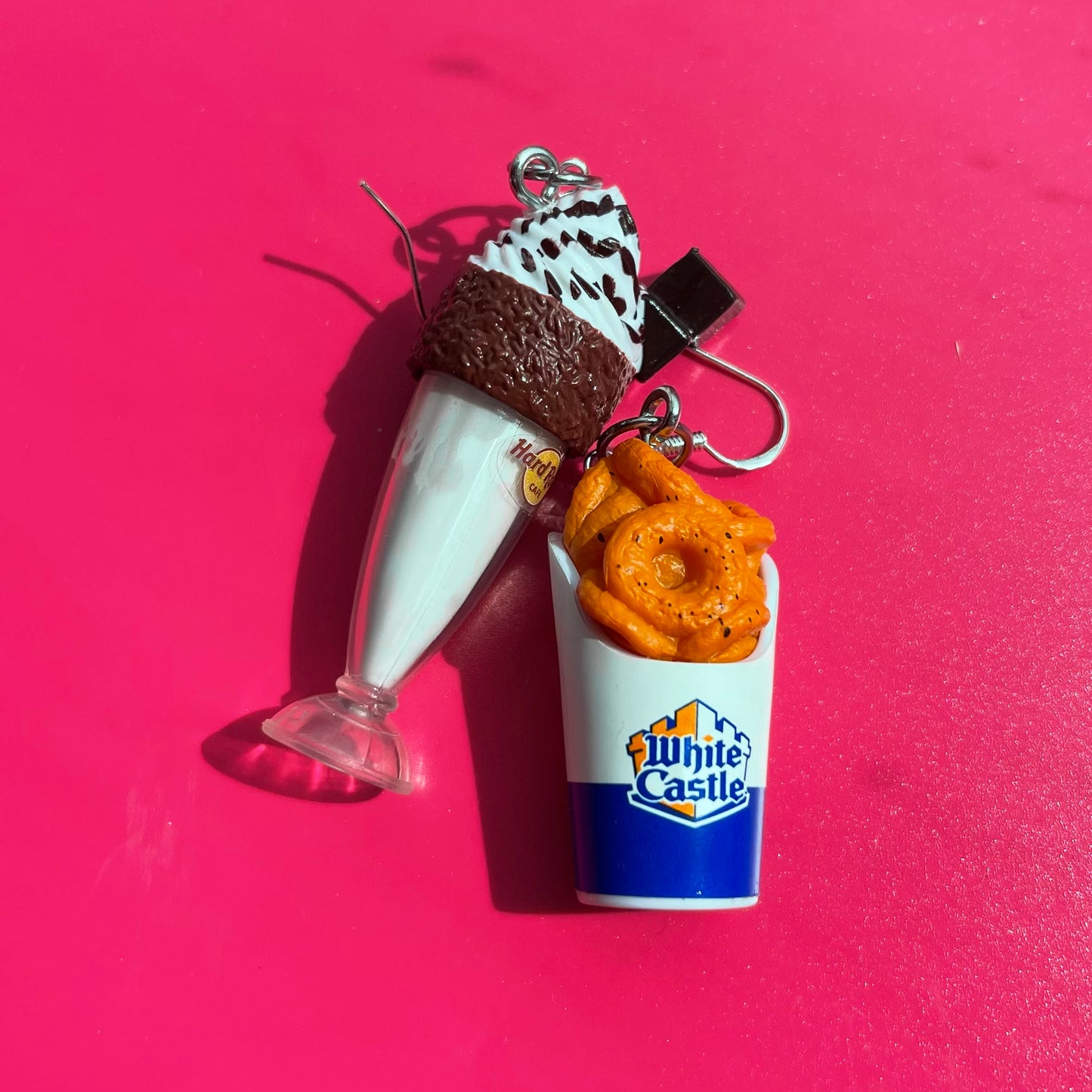 Hard Rock Milkshake und White Castle Onion Rings Ohrringe