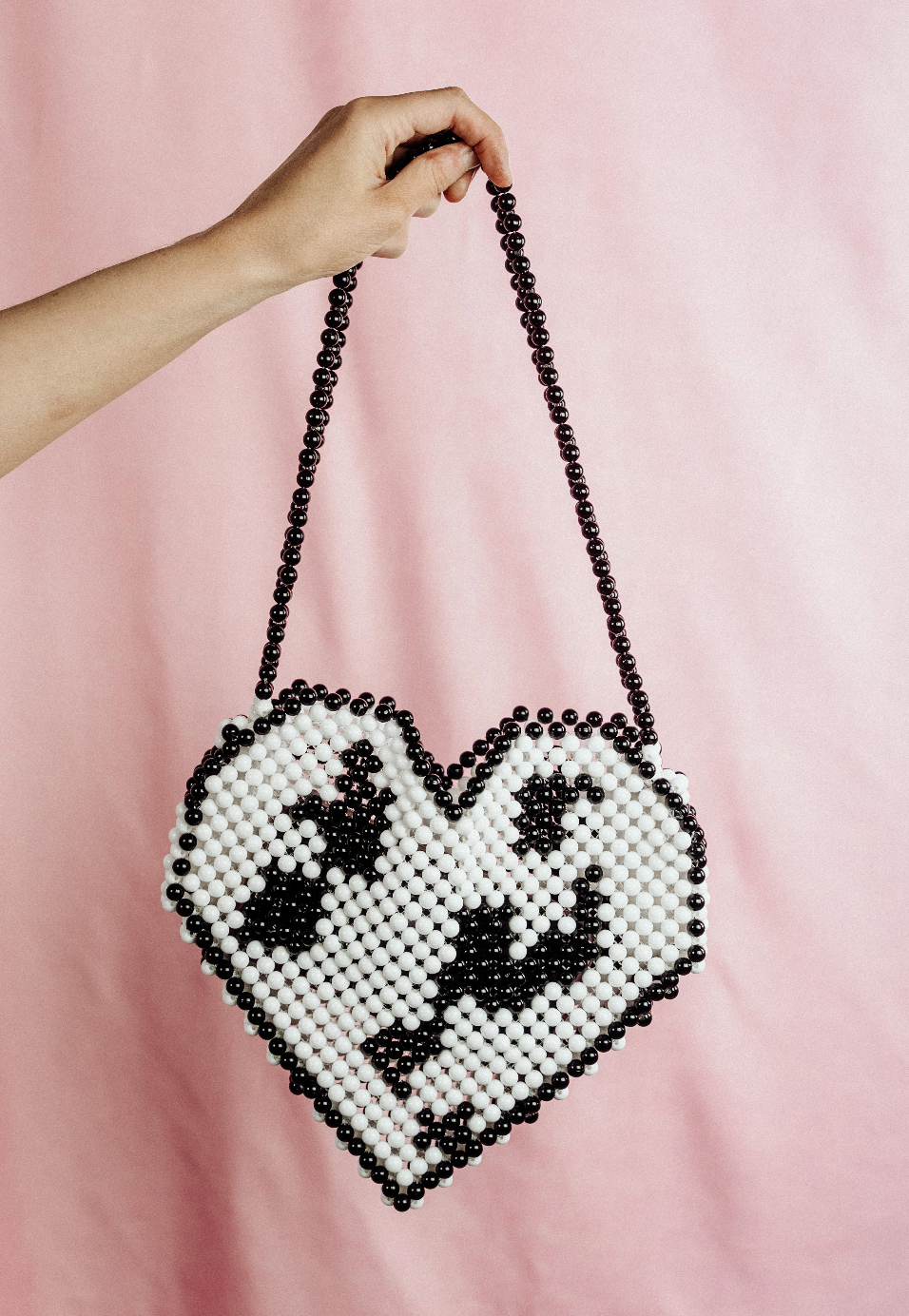 Bolso con cuentas y corazón con estampado de vaca