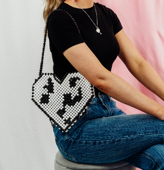 Bolso con cuentas y corazón con estampado de vaca