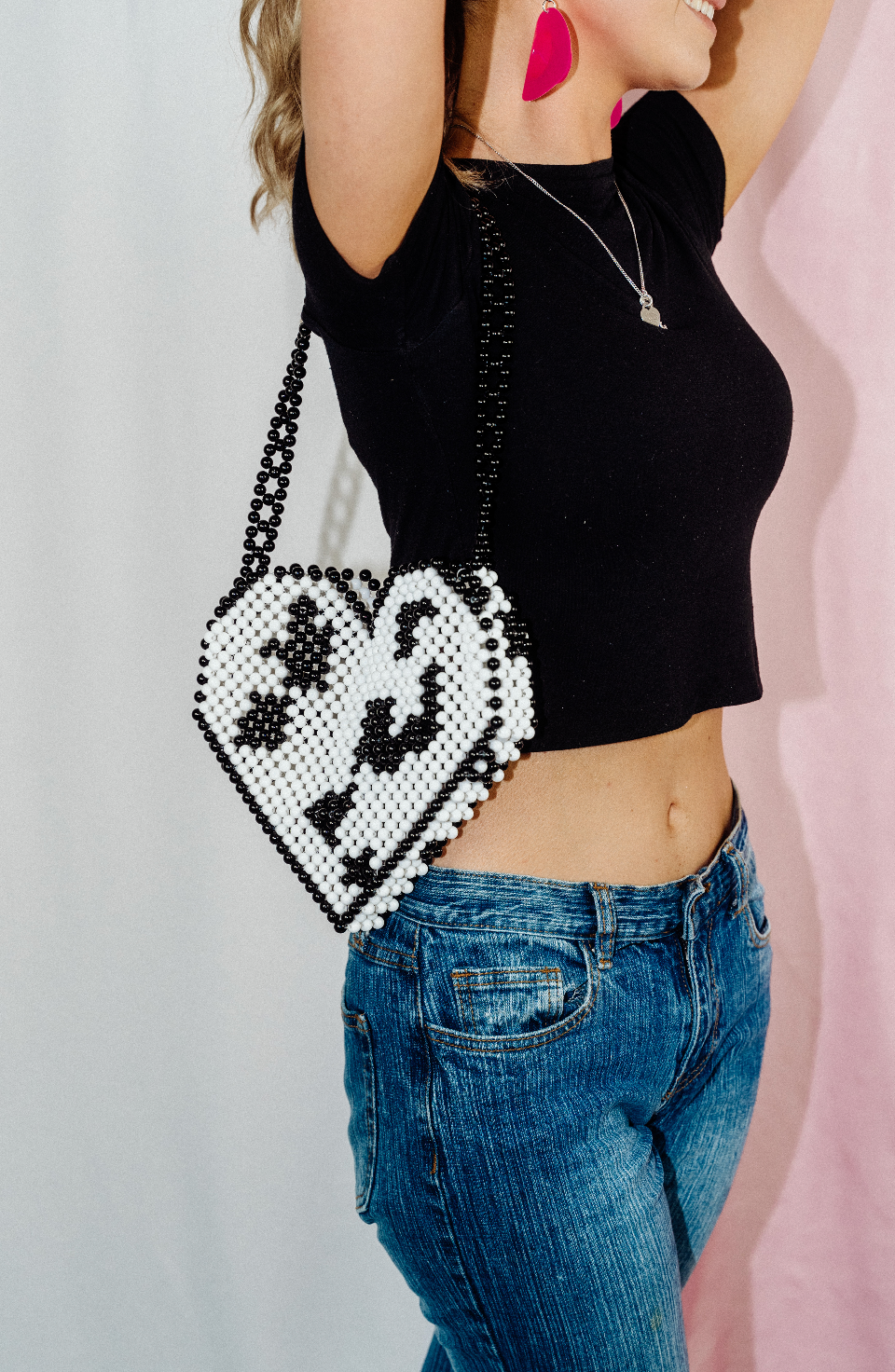 Bolso con cuentas y corazón con estampado de vaca