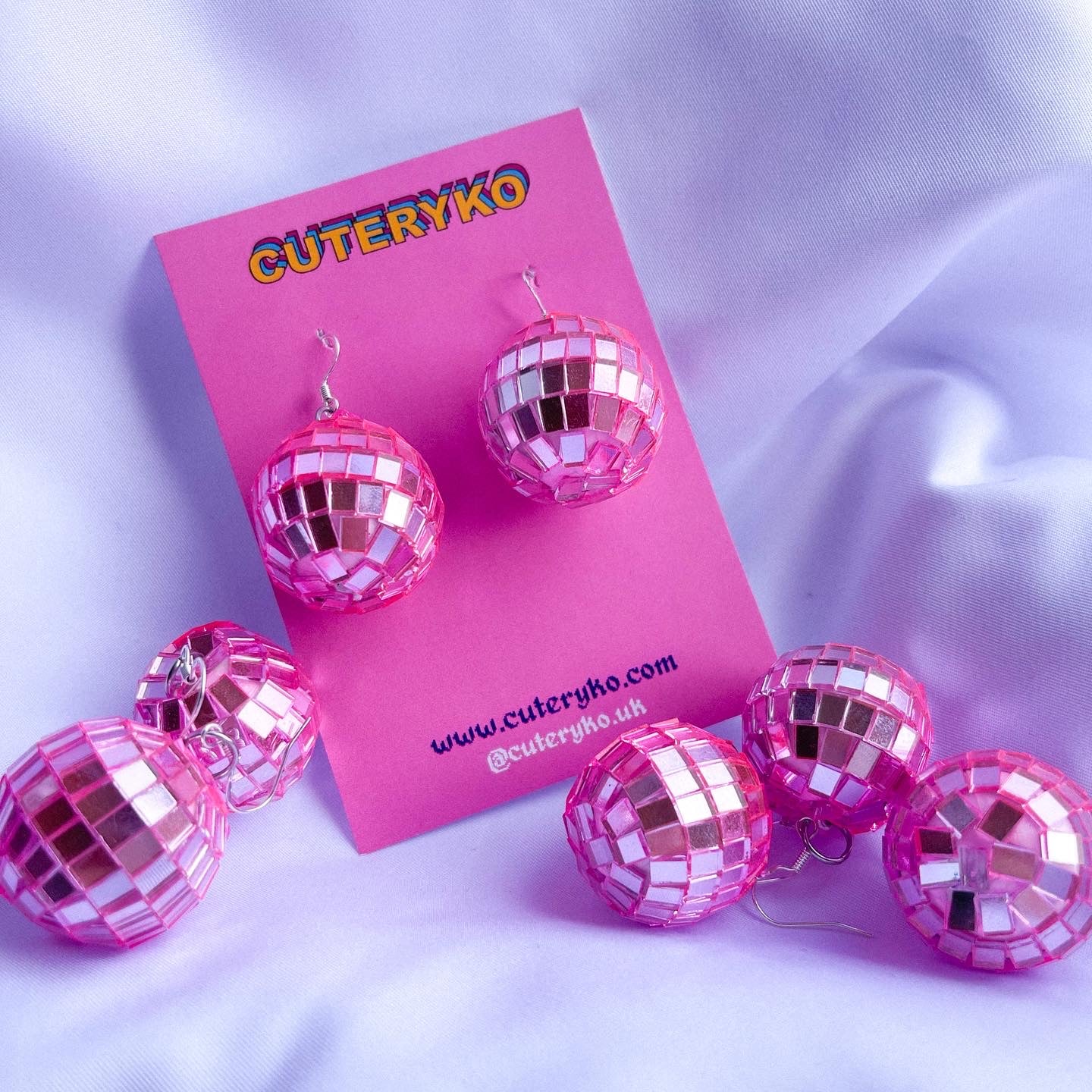 Pendientes de bola de discoteca rosa