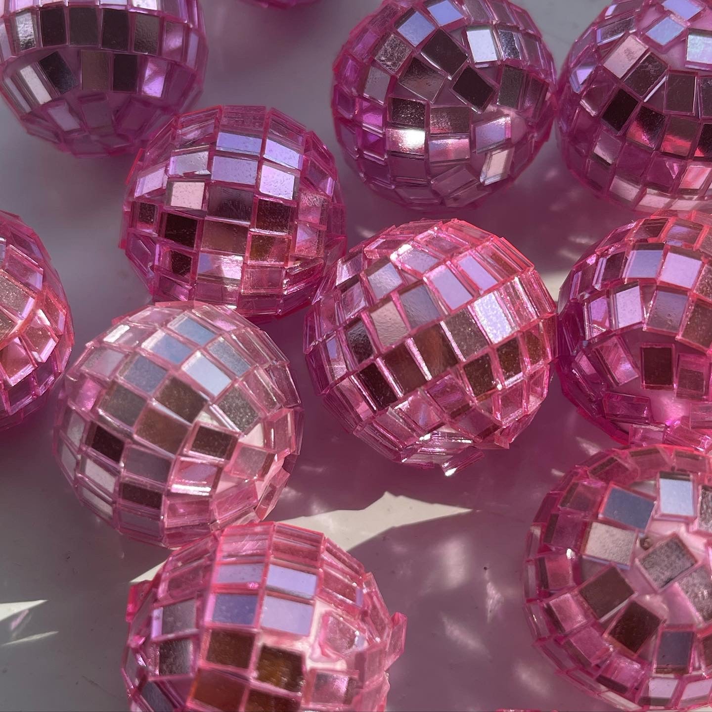 Pendientes de bola de discoteca rosa